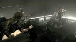 The Dead Weather - Treat Me Like Your Mother (live from the basement)