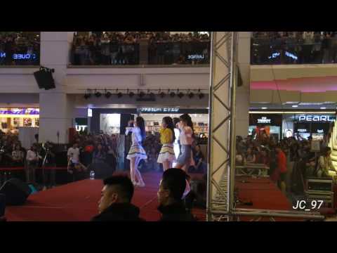 [FANCAM]170422 Red Velvet in Malaysia - Russian Roulette live