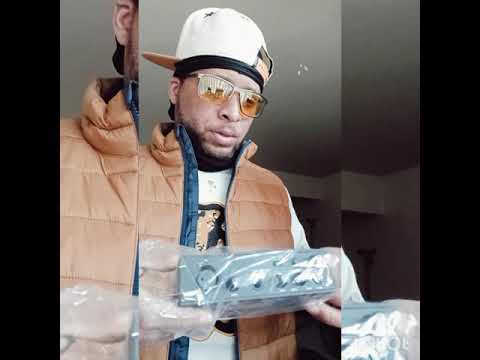 Unboxing Native Instruments Komplete audio 1