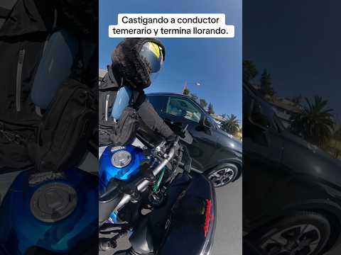 Biker le rompe espejo a conductor temerario por invadir el carril.