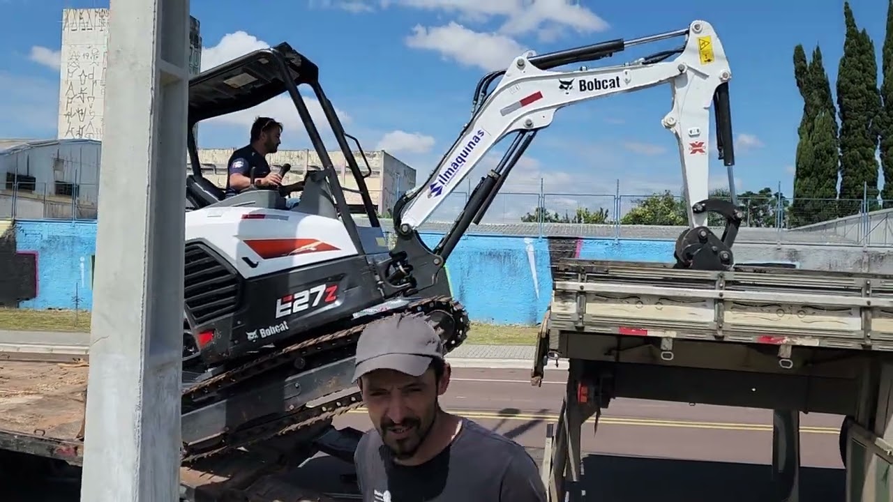 Escavadeira Bobcat E27 Nova chegando na Bob Loc - Locação em Curitiba