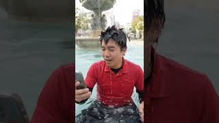 【噴水】噴水の前でポーズをキメたら勢いよく落ちた男【自己保存】