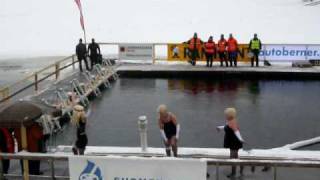 preview picture of video 'Synchronized ice swimming - Three Blonds'