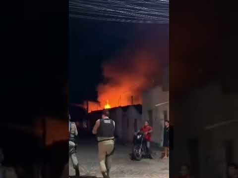 casa é alvo de incêndio em olho d'água das flores na noite dessa sexta-feira (13) no Sertão alagoano