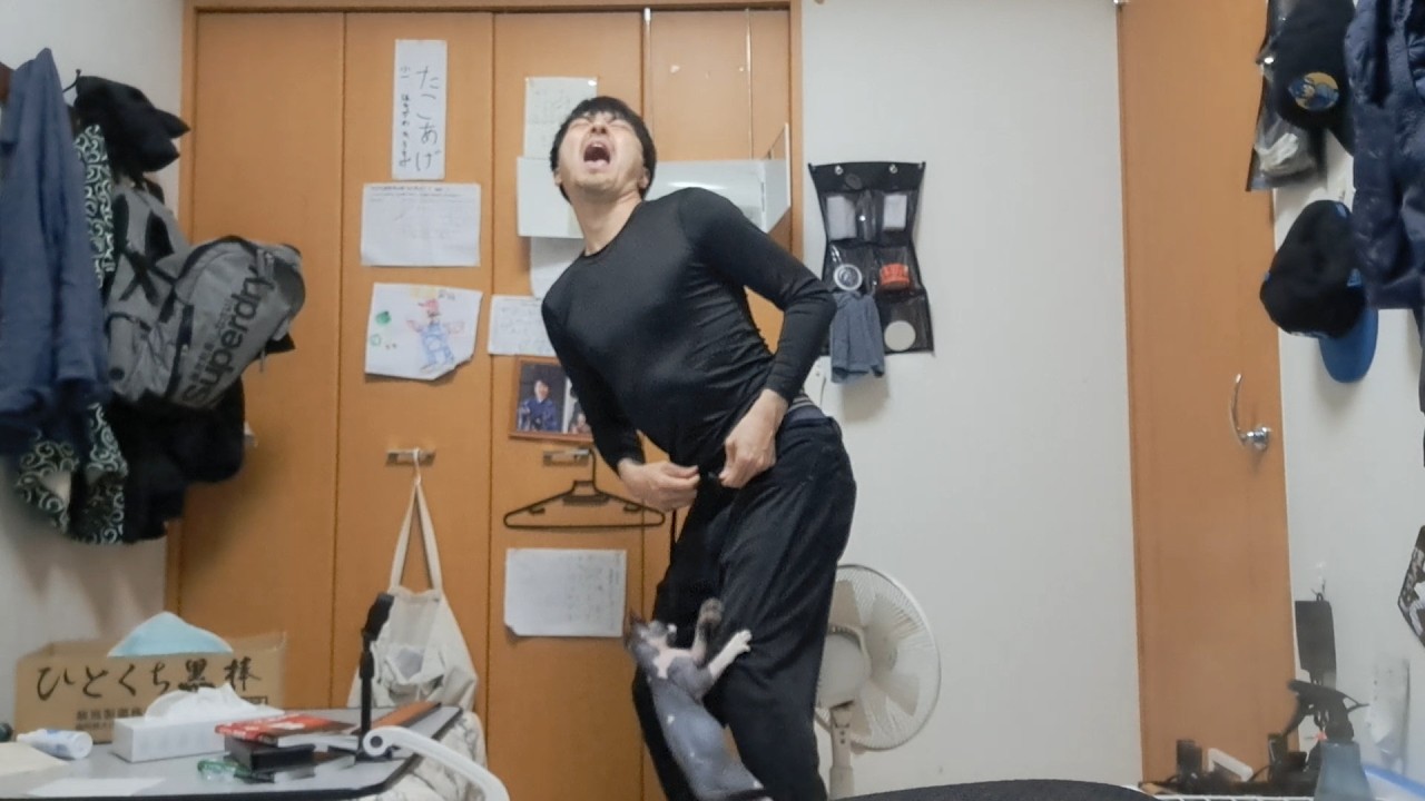 ズボンの紐を縛りたいだけの男