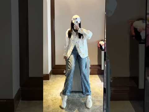每天穿得像个文艺青年，自拍却惊为天人。她的图不是给所有人看的，只给懂的人。 👇 () #6d直播 #欧美 成人 影视 #国产 成人 高清