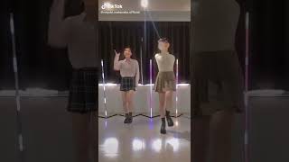 ダンス スカート シンクロ 美少女 可愛い tiktok