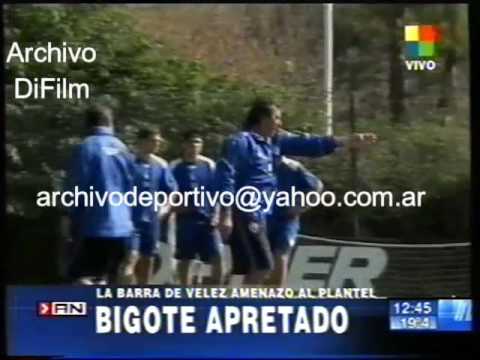 DiFilm - La barra brava de Velez Sarsfield amenazo al plantel 2007