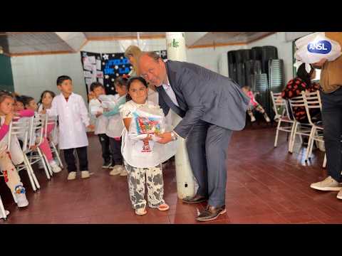 Más de 50 alumnos de Navia recibieron kits escolares y guardapolvos para iniciar las clases