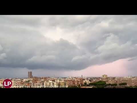 Maltempo Livorno, fulmini e nubi minacciose sulla città