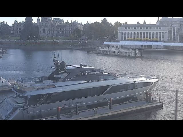 ビクトリア インナー・ハーバー（ブリティッシュコロンビア州の州都。インナー・ハーバーにはヨットやフェリーが行き交い、背後にはゴシック様式のBC州議事堂が見える絵葉書のような景観）