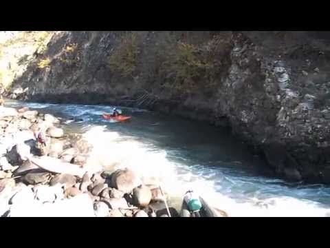 Надувная лодка бренда Вольный ветер серии Каньон на реке Храми