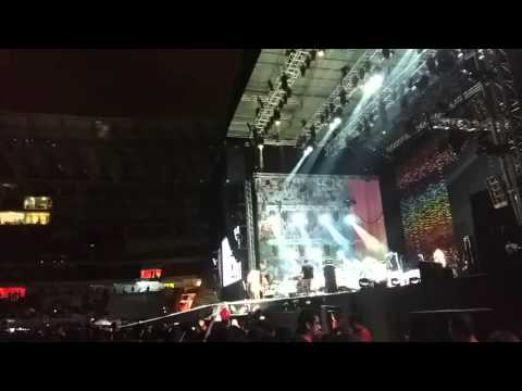 Gala Brie teloneando a Coldplay abr 2016