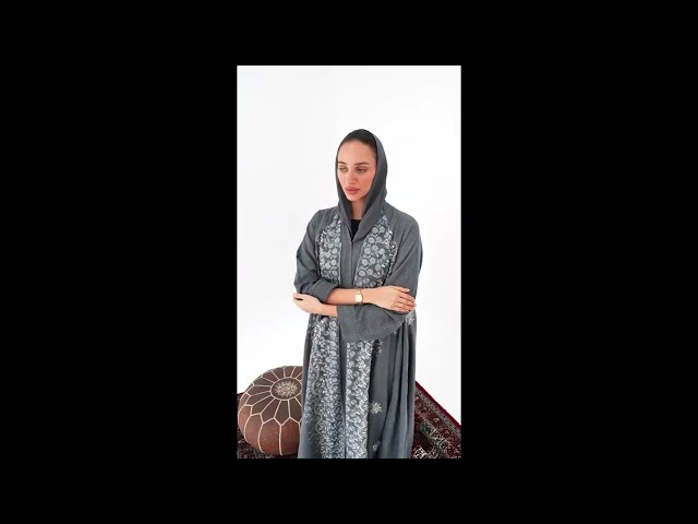 ساعة تروي قصة الزمن بلون ذهبي