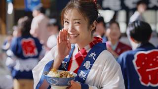 上戸彩、法被姿でうどんを頬張る！自身を“〇〇の鬼”で表すなら？「見るのが大好きで…」　丸亀製麺 新TVCM「無料薬味で鬼おいしい！鬼おろし豚しゃぶぶっかけ」篇