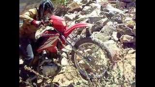 preview picture of video 'Subindo de moto o paredão da Barragem de Mirorós (Warllen Rocha)'