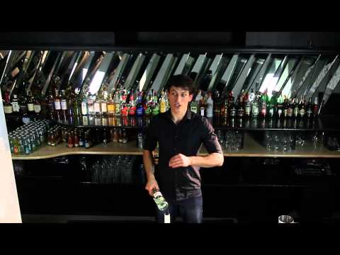 Barmańskie triki - turlanie butelki i postawienie jej na dłoni - Marcin Cebula