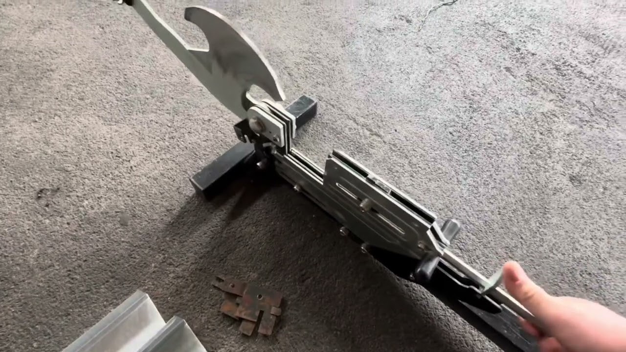 Guillotine pour profilés métalliques