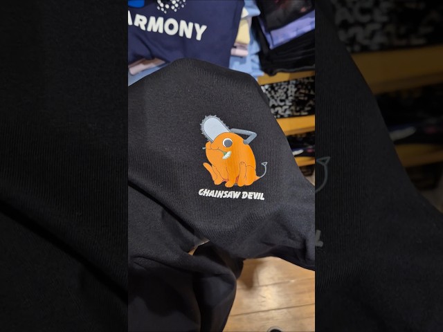 Vídeo relacionado con MERCHANDMANIA CHAQUETA TECNICA CON 2 IMPRESIONES chainsaw man personajes anime serie 2 logos jacket.