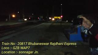preview picture of video 'Bhubaneswar Rajdhani Express via Sambalpur overtakes Palamu Express at Sonnagar Junction'