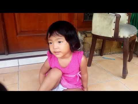 Adiba makan ice cream