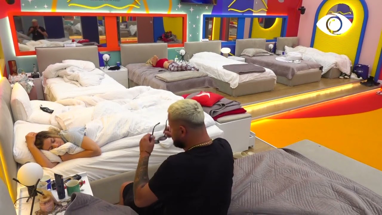 Luizi i fishkëllen, më pas i këndon Nitës, për ta zgjuar nga gjumi