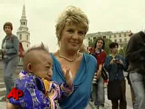 Smallest Man Meets Woman With Longest Legs