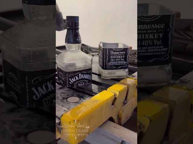 Vídeo relacionado con Regalo personalizado: set con decantador y vasos de whisky grabados con nombre o apellido e inicial