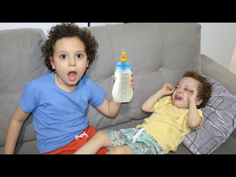 CADU FINGE BRINCAR DE BABÁ COM CAIO Taking Care of Baby