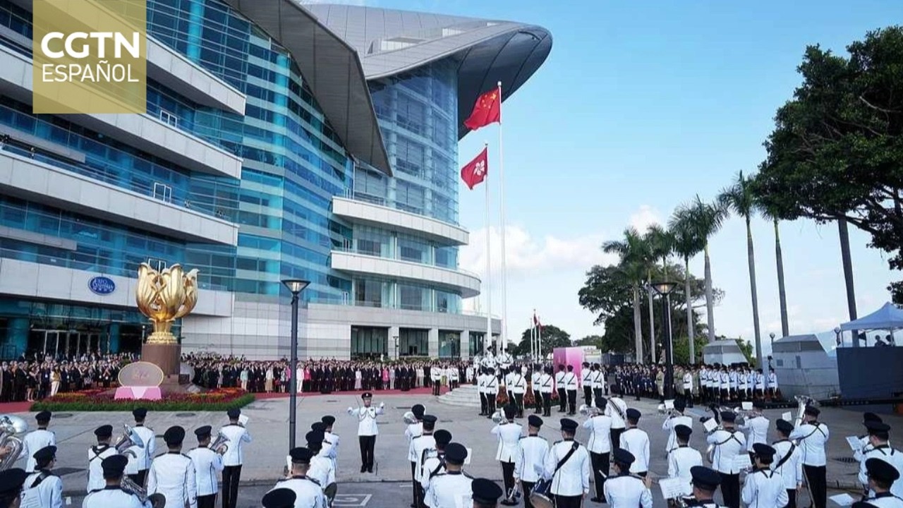 Las RAE de Hong Kong y Macao organizan ceremonias de izado de la bandera nacional