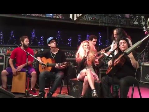 Solana Carrega, Luis Salinas y Omar Mollo en TuMuch - Much Music Latinoamerica - Desconfio de Papo