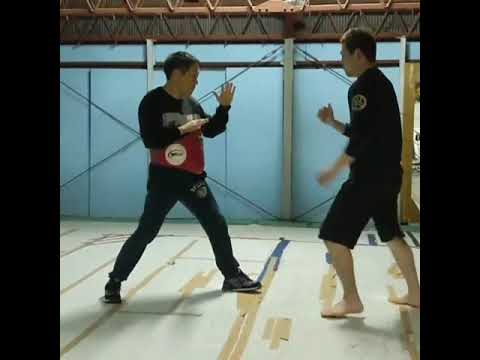 右前蹴りがきたときのディフェンスです。