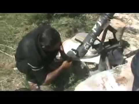 تجهيز مدفع الهاون من قبل عناصر لواء أحرار 15 آذار في كفرومة في محافظة إدلب