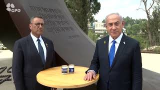 ראש הממשלה נתניהו וראש העיר ירושלים משה ליאון הדליקו נרות זיכרון באנדרטת "חרבות ברזל" (עדכוני משרד ראש הממשלה) - התמונה מוצגת ישירות מתוך אתר האינטרנט יוטיוב. זכויות היוצרים בתמונה שייכות ליוצרה. קישור קרדיט למקור התוכן נמצא בתוך דף הסרטון