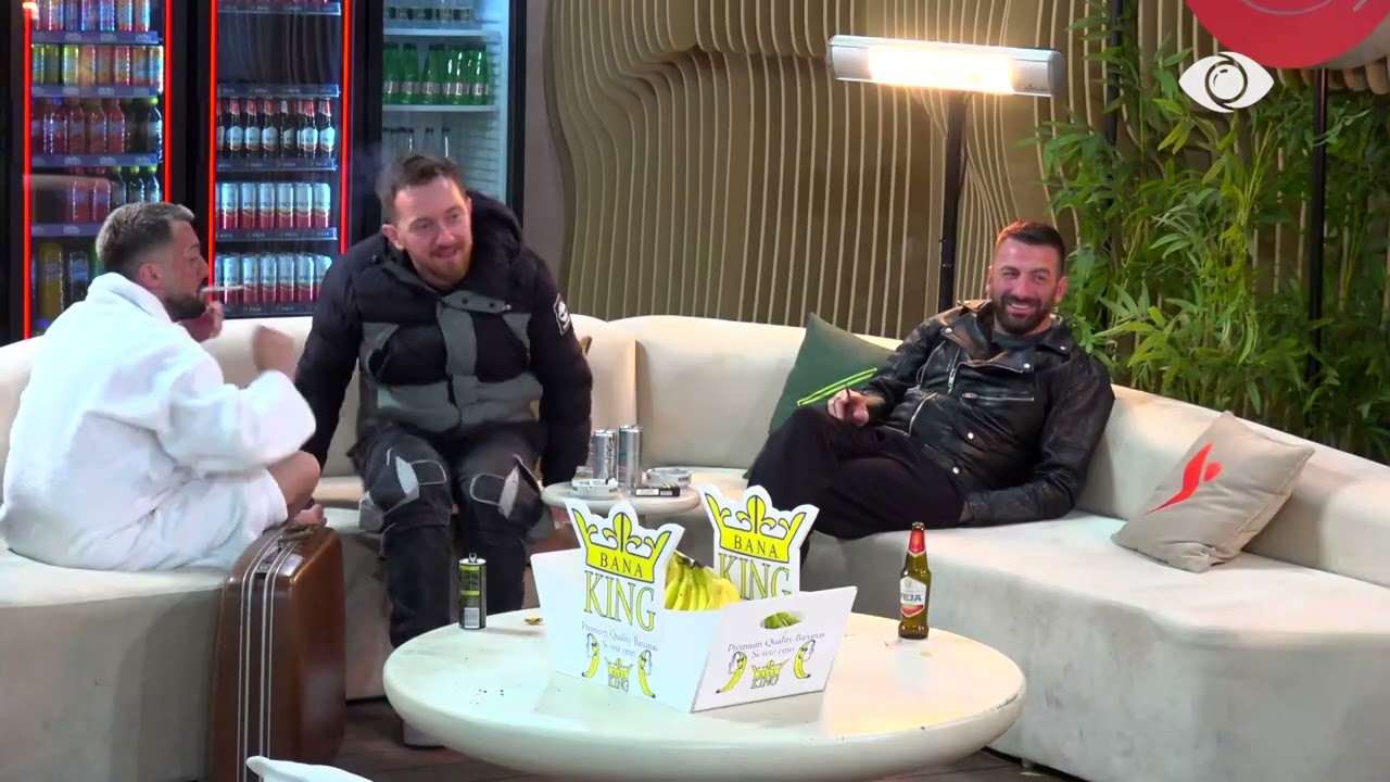 Gjesti bisedon me Tirin dhe Kellyn, tërheq valixhen për ta mbrojtur nga Rozana