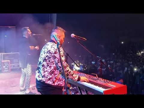 Ella Me Persigue En Vivo