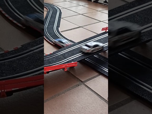 Vídeo relacionado con SCALEXTRIC - Circuito Compact - Pista de Carreras Completa - 2 Coches Incluidos - Escala 1:43 (Circuito Compact Speed Race)