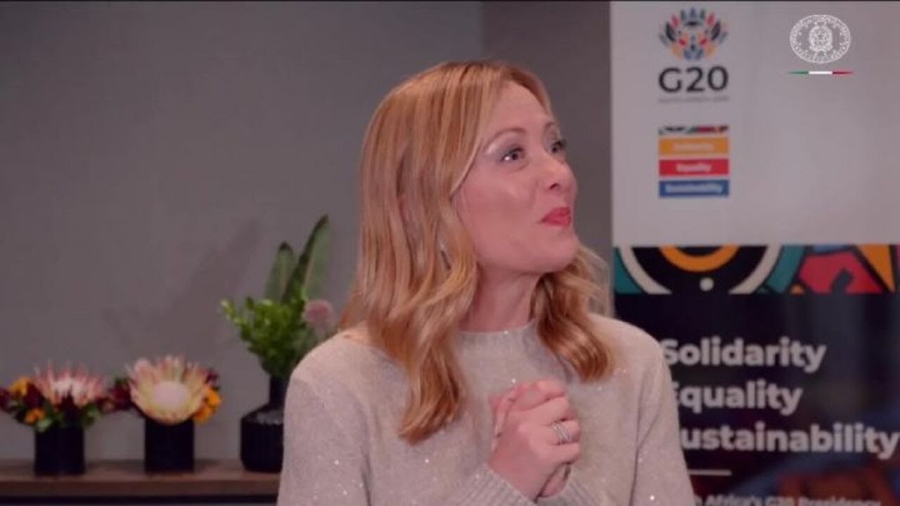 Meloni a punto stampa a G20 scherza coi cronisti: Questo vale come conferenza o dovete stare seduti?