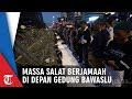 Massa Pendemo Menunaikan Salat Berjamaah Di Depan Kantor Bawaslu RI Jakarta Pusat
