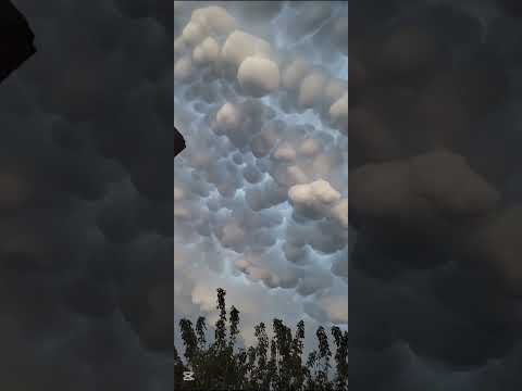 Εντυπωσιακά σύννεφα mamatus στο Corral De Bustos στην Córdoba της Αργεντινής 23-10-25 ⛈️⛈️😲😳.