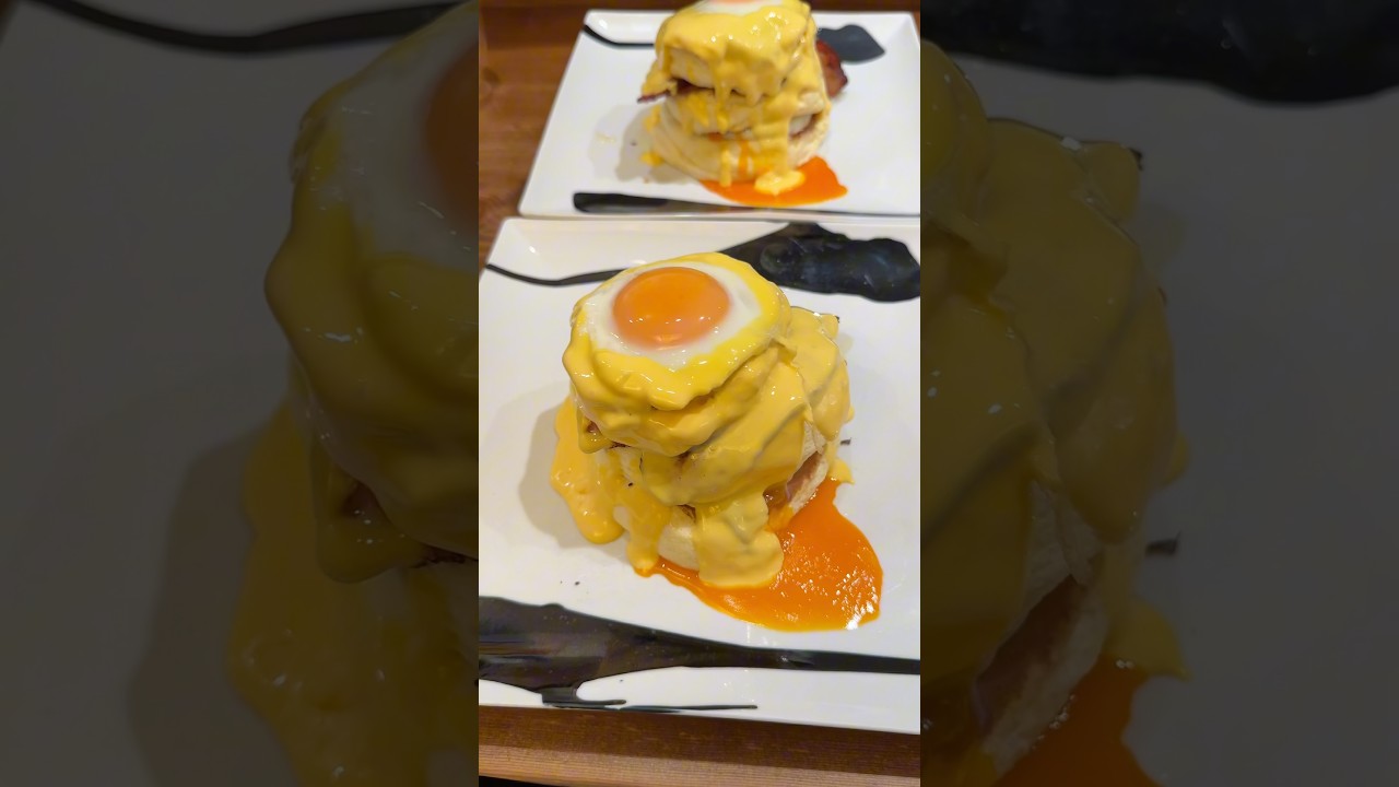 目玉焼きとベーコンを乗せたふわふわ3段パンケーキ🥞#東京グルメ#Japanesefood