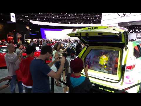 Automobile met aquarium! Cool fish tank!