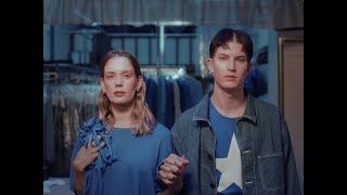 Kadr z teledysku Meteorite tekst piosenki Anna of the North & Gus Dapperton