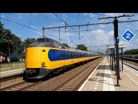 ICMm 4023+4215 als trein 28746 Groningen-Den Haag raast door station 't Harde, 15-08-2021