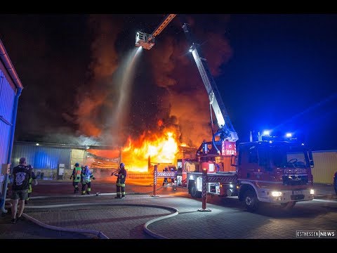 KÜNZELL: Flammen-Inferno: 120 Feuerwehrleute im Großeinsatz - Millionenschaden
