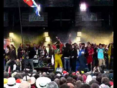 The Inspector Cluzo @ Vieilles Charrues - Put your hands up