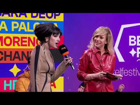 Marta Sango cantando "Sigues En Mi Mente" en directo por primera vez