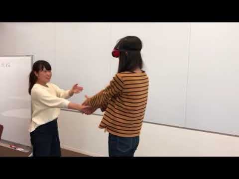 逆さメガネで握手