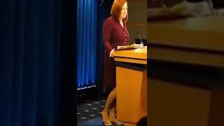 Jen Psaki shoeplay (3-25-2015)