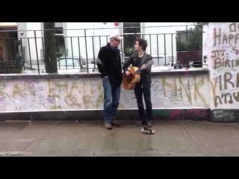 Chris Evans and Kelly Jones surprise drivers by busking 'I